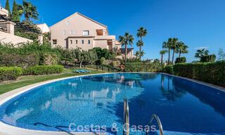 Apartamento de esquina espacioso con vistas panorámicas en venta en las colinas de Nueva Andalucía, Marbella 779615 