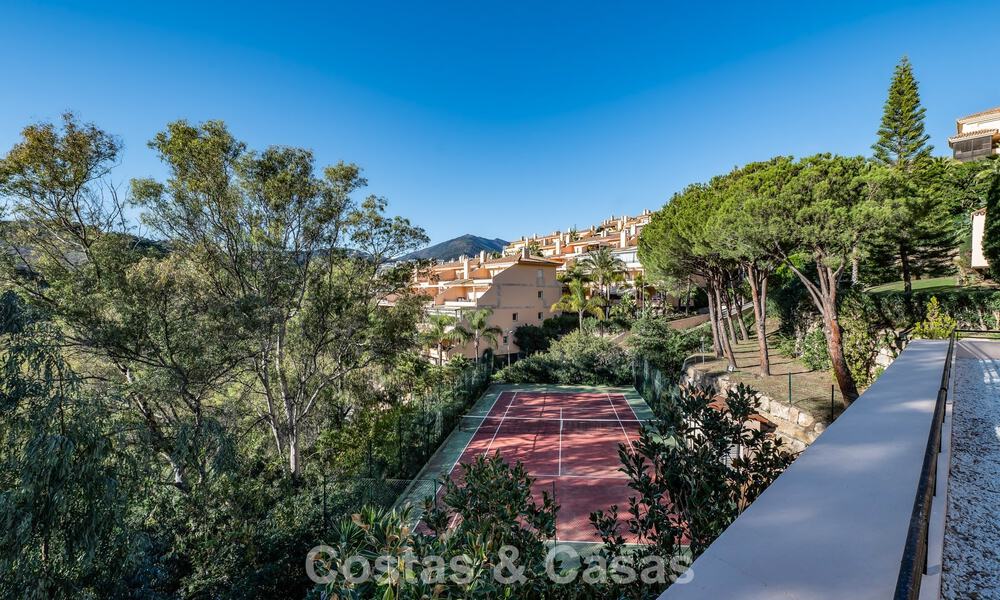 Apartamento de esquina espacioso con vistas panorámicas en venta en las colinas de Nueva Andalucía, Marbella 779616