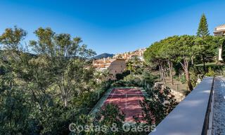Apartamento de esquina espacioso con vistas panorámicas en venta en las colinas de Nueva Andalucía, Marbella 779616 