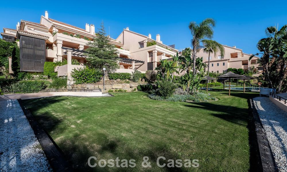 Apartamento de esquina espacioso con vistas panorámicas en venta en las colinas de Nueva Andalucía, Marbella 779617