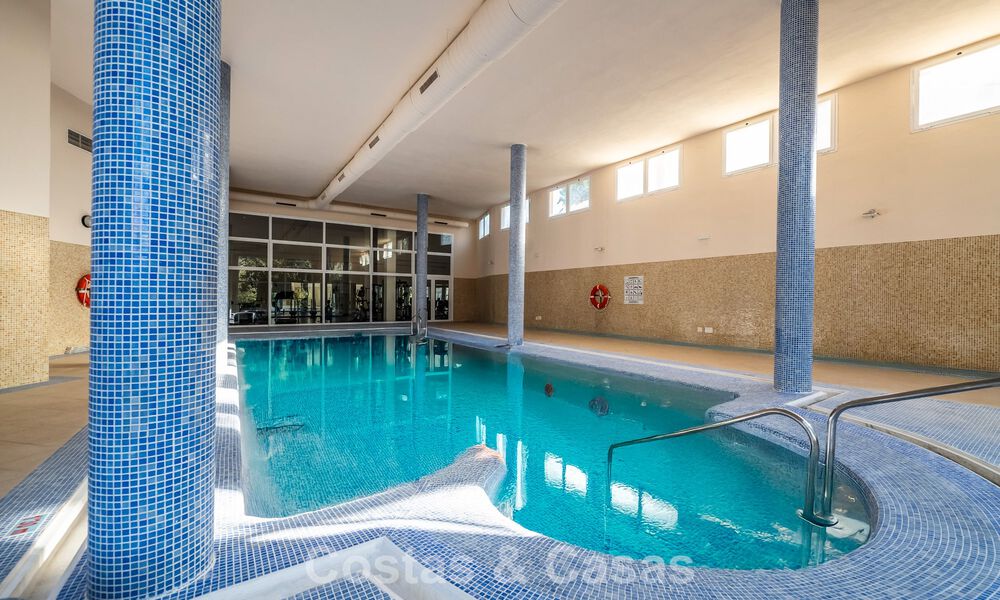 Apartamento de esquina espacioso con vistas panorámicas en venta en las colinas de Nueva Andalucía, Marbella 779619