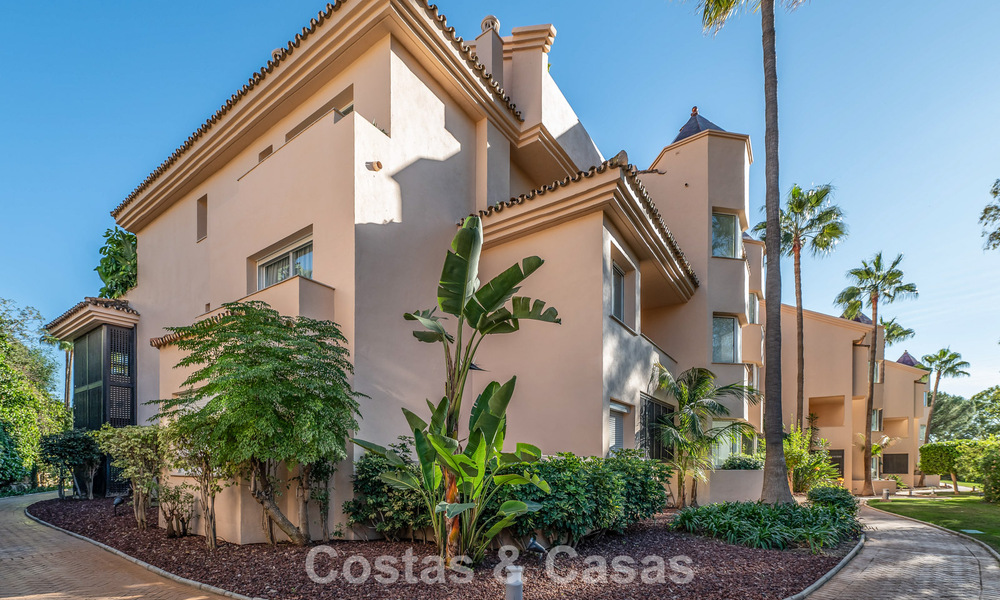 Apartamento de esquina espacioso con vistas panorámicas en venta en las colinas de Nueva Andalucía, Marbella 779621