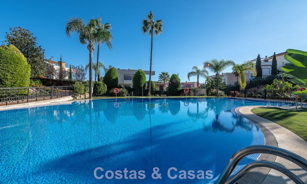 Apartamento de esquina espacioso con vistas panorámicas en venta en las colinas de Nueva Andalucía, Marbella 779622