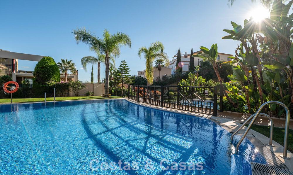 Apartamento de esquina espacioso con vistas panorámicas en venta en las colinas de Nueva Andalucía, Marbella 779623