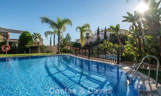 Apartamento de esquina espacioso con vistas panorámicas en venta en las colinas de Nueva Andalucía, Marbella 779623 