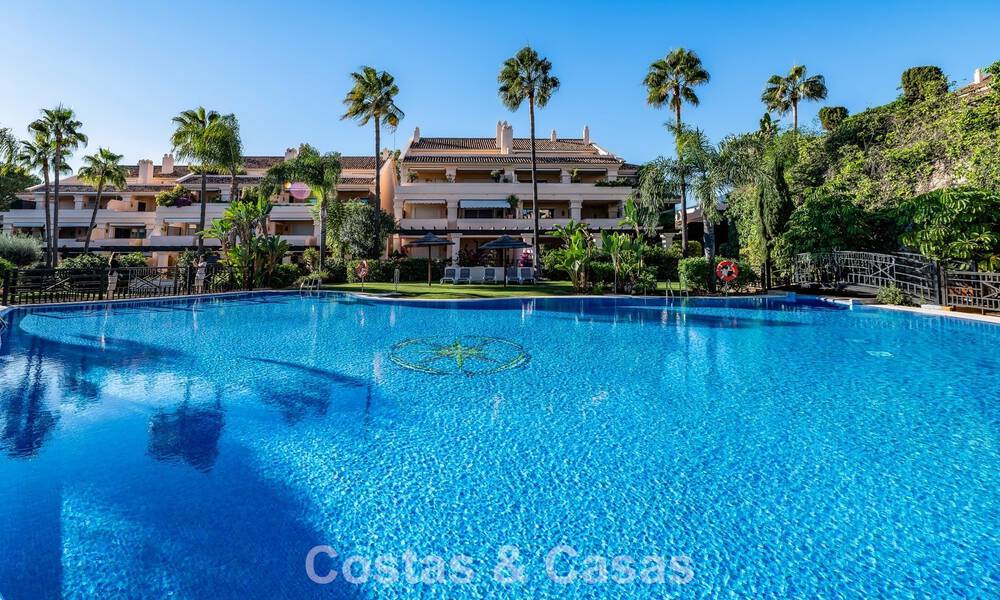 Apartamento de esquina espacioso con vistas panorámicas en venta en las colinas de Nueva Andalucía, Marbella 779626