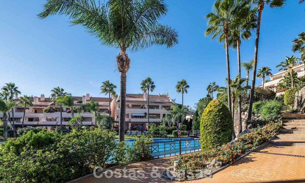 Apartamento de esquina espacioso con vistas panorámicas en venta en las colinas de Nueva Andalucía, Marbella 779627
