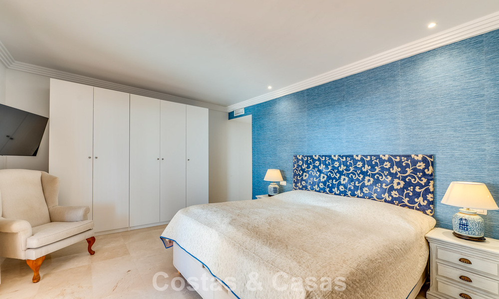 Apartamento de esquina espacioso con vistas panorámicas en venta en las colinas de Nueva Andalucía, Marbella 779629