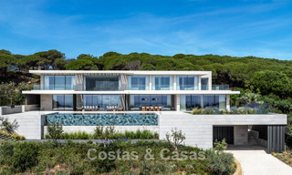 Nueva y sofisticada villa de lujo en venta en una comunidad privada y cerrada 24/7 en Sotogrande, Costa del Sol 779293 