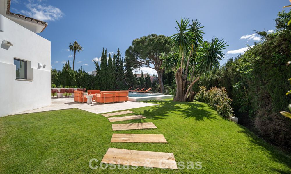 Villa de lujo lista para entrar a vivir con arquitectura andaluza moderna en venta situada en el corazón de Nueva Andalucía, Marbella 779480
