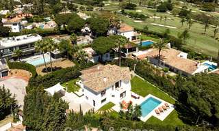 Villa de lujo lista para entrar a vivir con arquitectura andaluza moderna en venta situada en el corazón de Nueva Andalucía, Marbella 779488 