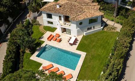Villa de lujo lista para entrar a vivir con arquitectura andaluza moderna en venta situada en el corazón de Nueva Andalucía, Marbella 779489