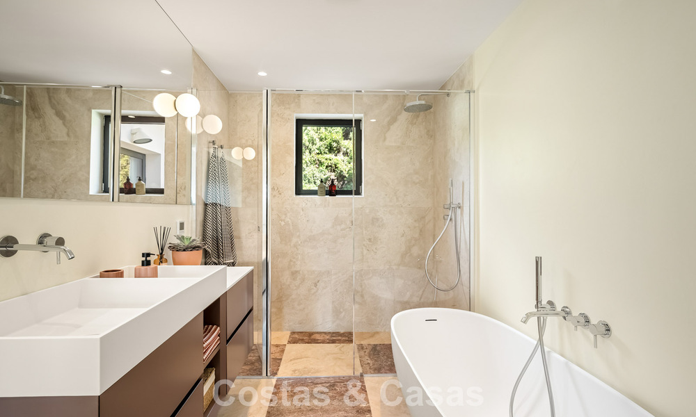 Villa de lujo lista para entrar a vivir con arquitectura andaluza moderna en venta situada en el corazón de Nueva Andalucía, Marbella 779499