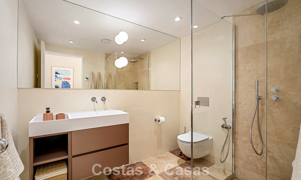 Villa de lujo lista para entrar a vivir con arquitectura andaluza moderna en venta situada en el corazón de Nueva Andalucía, Marbella 779502