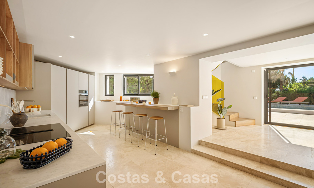 Villa de lujo lista para entrar a vivir con arquitectura andaluza moderna en venta situada en el corazón de Nueva Andalucía, Marbella 779503