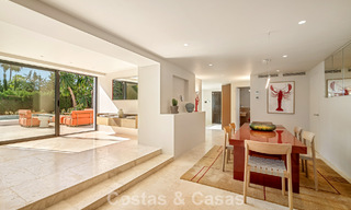 Villa de lujo lista para entrar a vivir con arquitectura andaluza moderna en venta situada en el corazón de Nueva Andalucía, Marbella 779504 