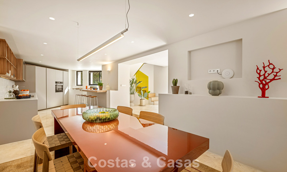 Villa de lujo lista para entrar a vivir con arquitectura andaluza moderna en venta situada en el corazón de Nueva Andalucía, Marbella 779505