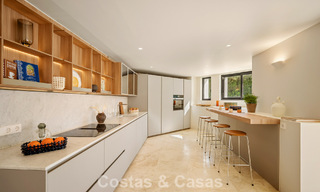 Villa de lujo lista para entrar a vivir con arquitectura andaluza moderna en venta situada en el corazón de Nueva Andalucía, Marbella 779506 