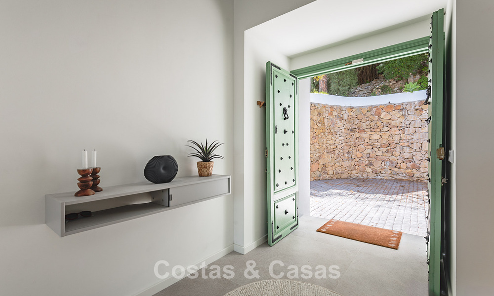 Prestigiosa villa reformada en venta en la cotizada urbanización cerrada de El Madroñal en Marbella - Benahavis 779511