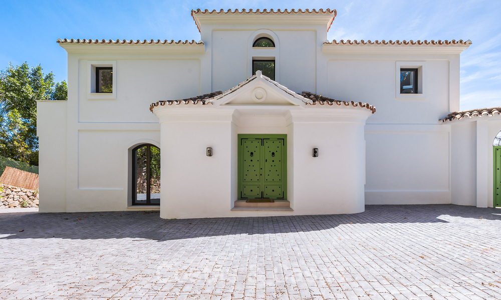 Prestigiosa villa reformada en venta en la cotizada urbanización cerrada de El Madroñal en Marbella - Benahavis 779536