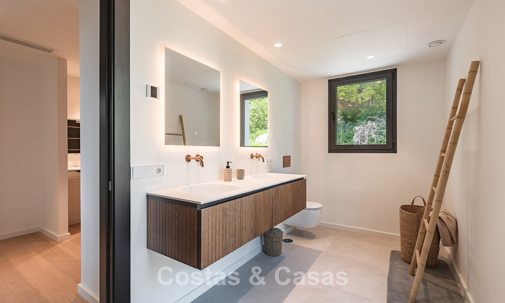 Prestigiosa villa reformada en venta en la cotizada urbanización cerrada de El Madroñal en Marbella - Benahavis 779539