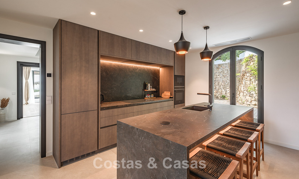 Prestigiosa villa reformada en venta en la cotizada urbanización cerrada de El Madroñal en Marbella - Benahavis 779548