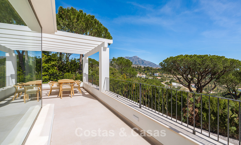 Prestigiosa villa reformada en venta en la cotizada urbanización cerrada de El Madroñal en Marbella - Benahavis 779557