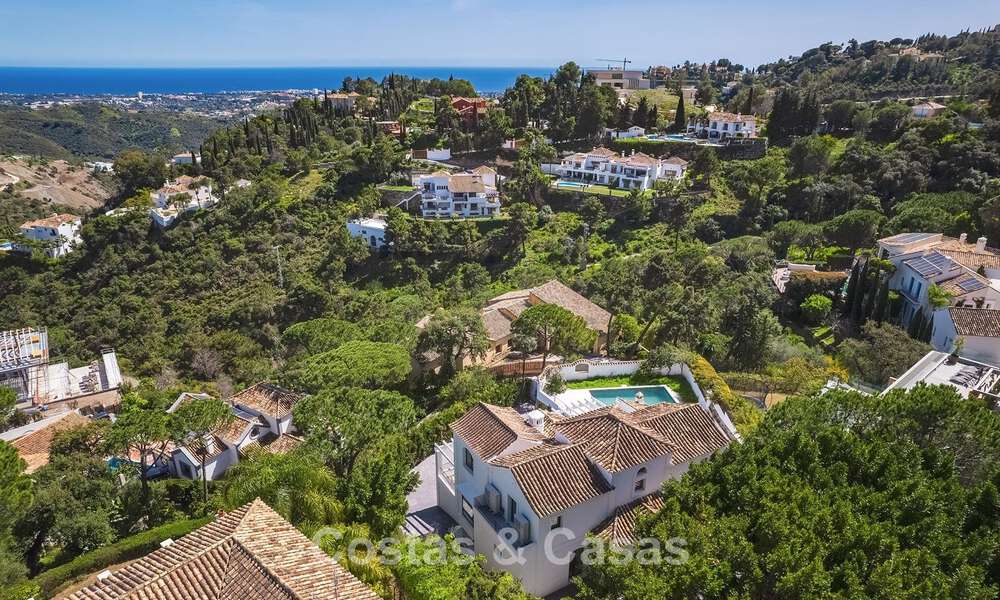 Prestigiosa villa reformada en venta en la cotizada urbanización cerrada de El Madroñal en Marbella - Benahavis 779562