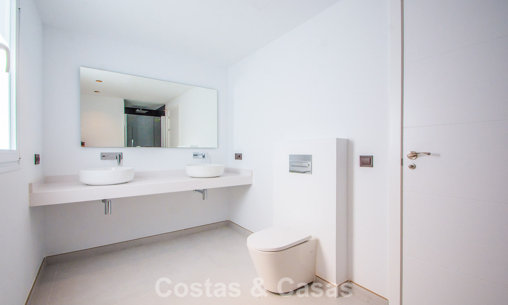 Amplia villa de estilo arquitectónico moderno y mediterráneo en venta al este del centro de Marbella 779849