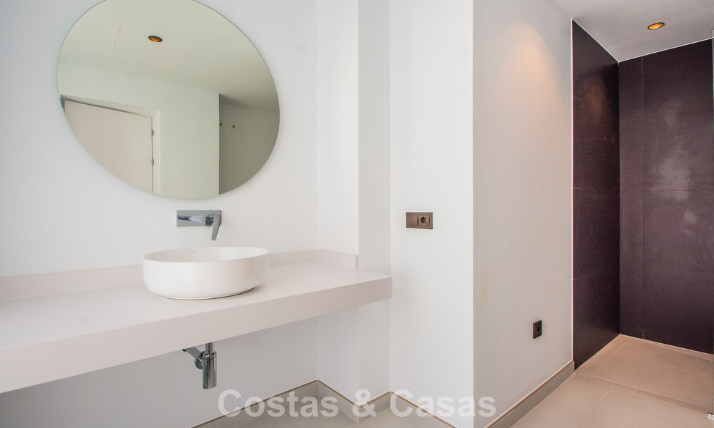 Amplia villa de estilo arquitectónico moderno y mediterráneo en venta al este del centro de Marbella 779850