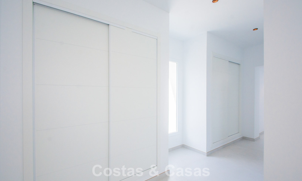 Amplia villa de estilo arquitectónico moderno y mediterráneo en venta al este del centro de Marbella 779851