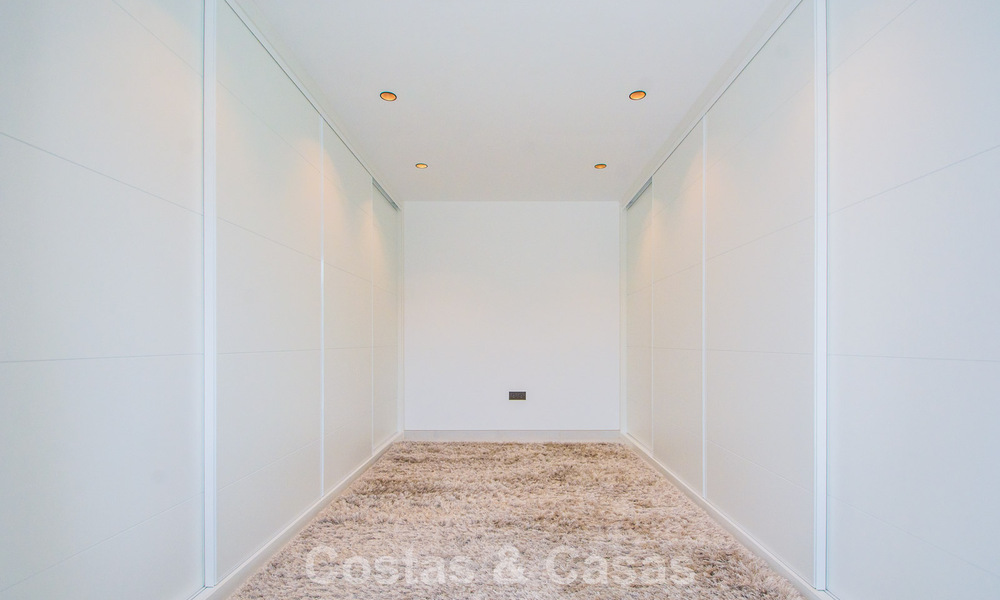 Amplia villa de estilo arquitectónico moderno y mediterráneo en venta al este del centro de Marbella 779852