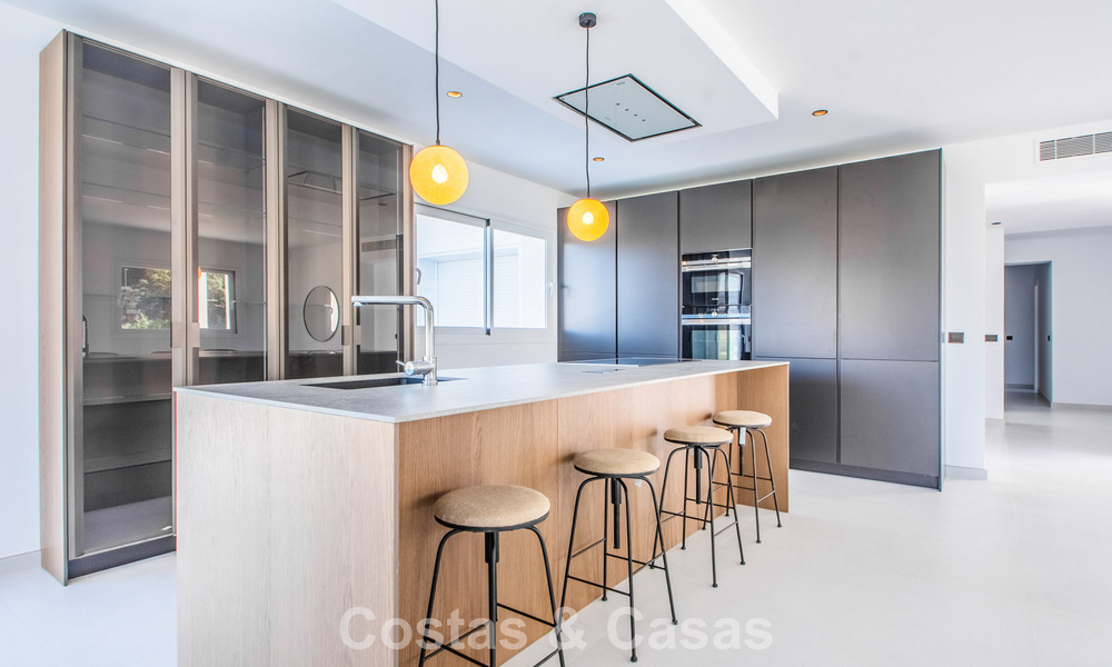 Amplia villa de estilo arquitectónico moderno y mediterráneo en venta al este del centro de Marbella 779853