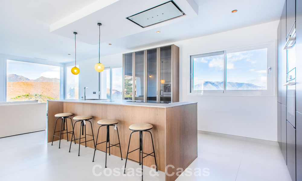 Amplia villa de estilo arquitectónico moderno y mediterráneo en venta al este del centro de Marbella 779857