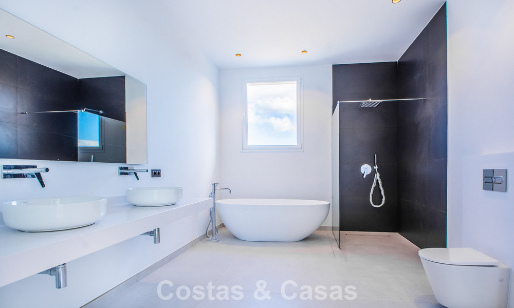 Amplia villa de estilo arquitectónico moderno y mediterráneo en venta al este del centro de Marbella 779858