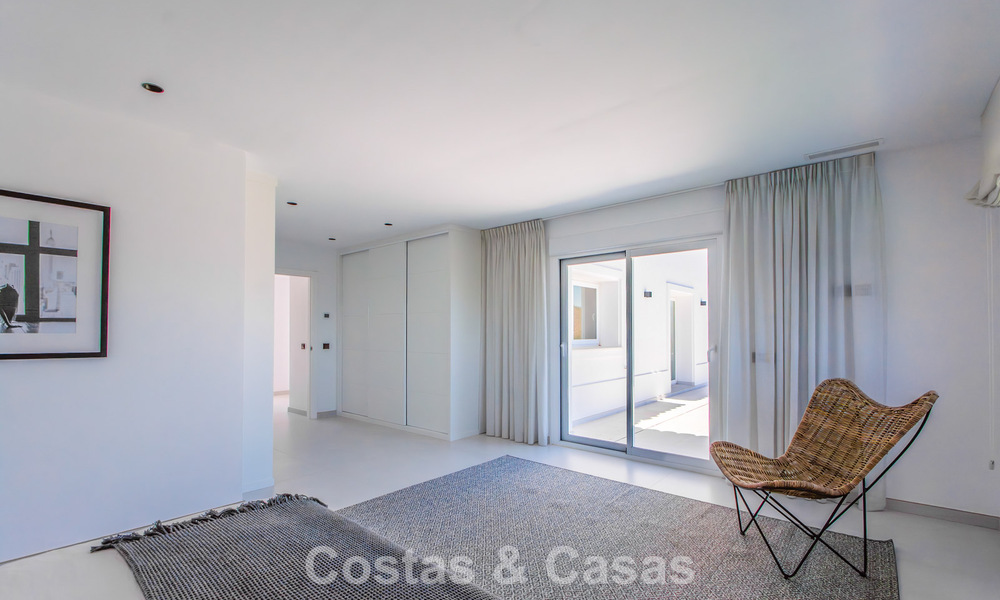 Amplia villa de estilo arquitectónico moderno y mediterráneo en venta al este del centro de Marbella 779866