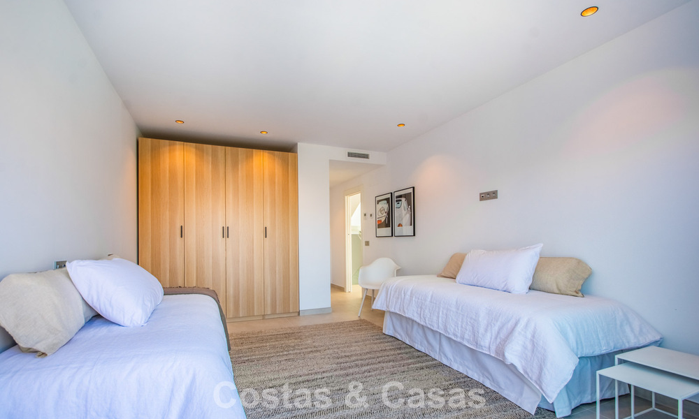 Villa de nueva construcción moderna y lista para entrar a vivir en venta al este de Marbella centro 779726
