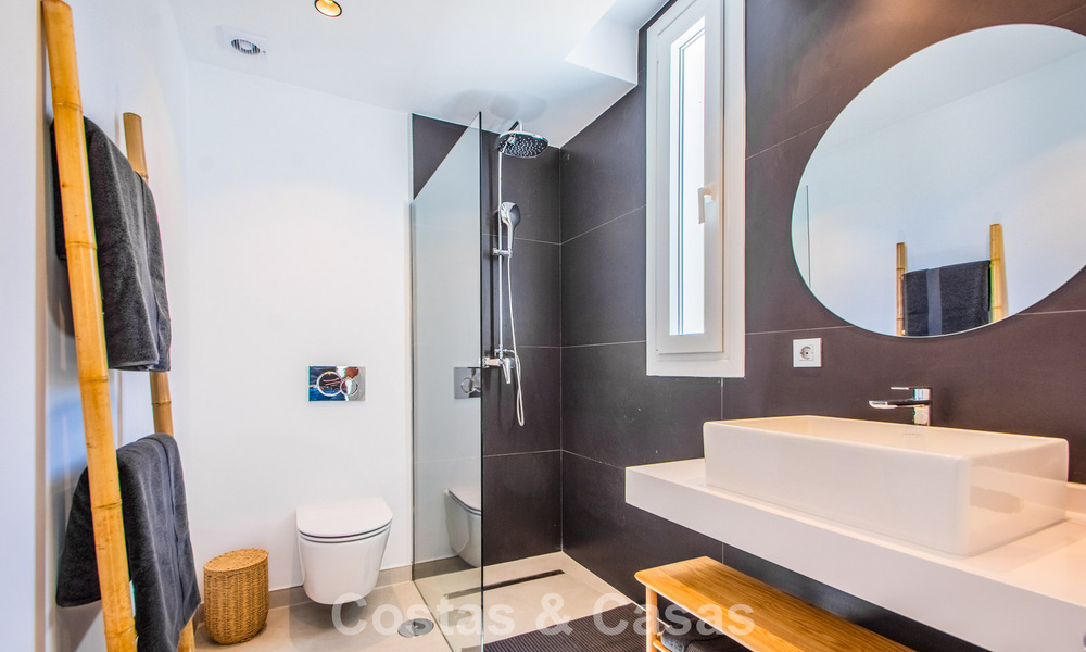 Villa de nueva construcción moderna y lista para entrar a vivir en venta al este de Marbella centro 779728