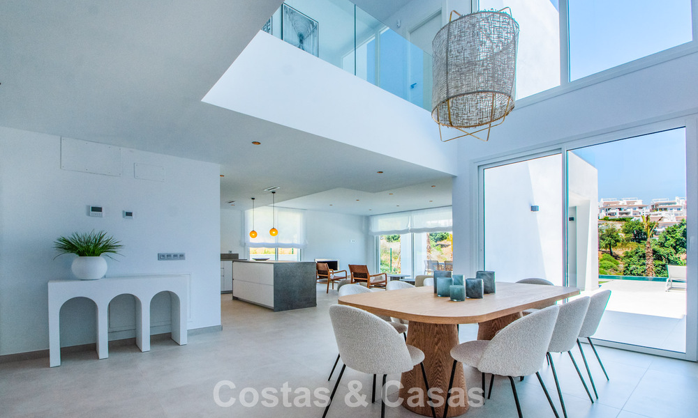 Villa de nueva construcción moderna y lista para entrar a vivir en venta al este de Marbella centro 779731