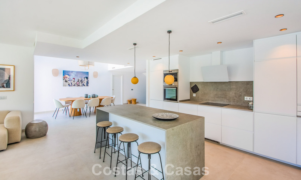 Villa de nueva construcción moderna y lista para entrar a vivir en venta al este de Marbella centro 779735