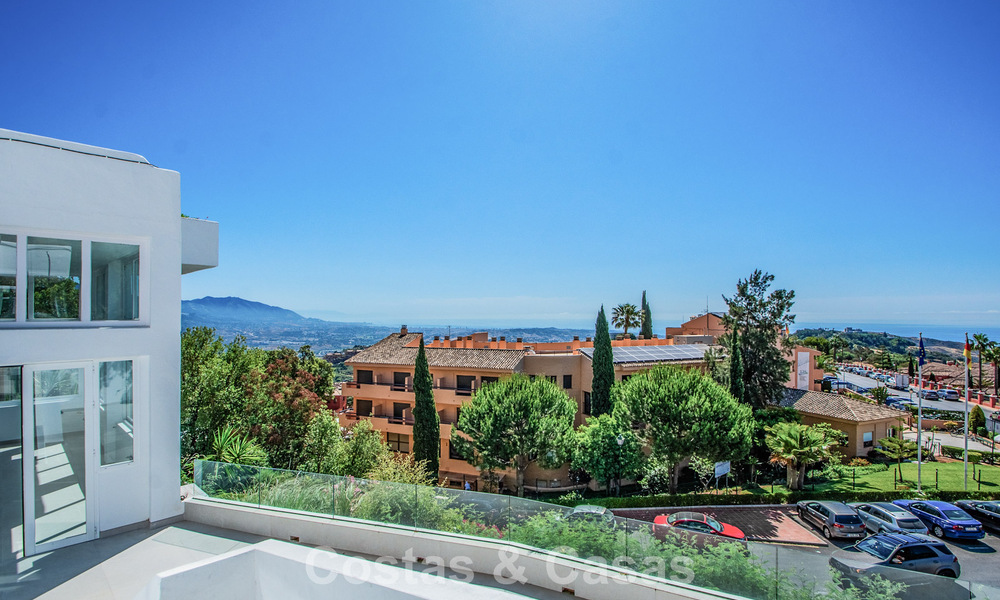 Apartamento de 3 dormitorios con impresionantes vistas en venta en las colinas al este del centro de Marbella 779739