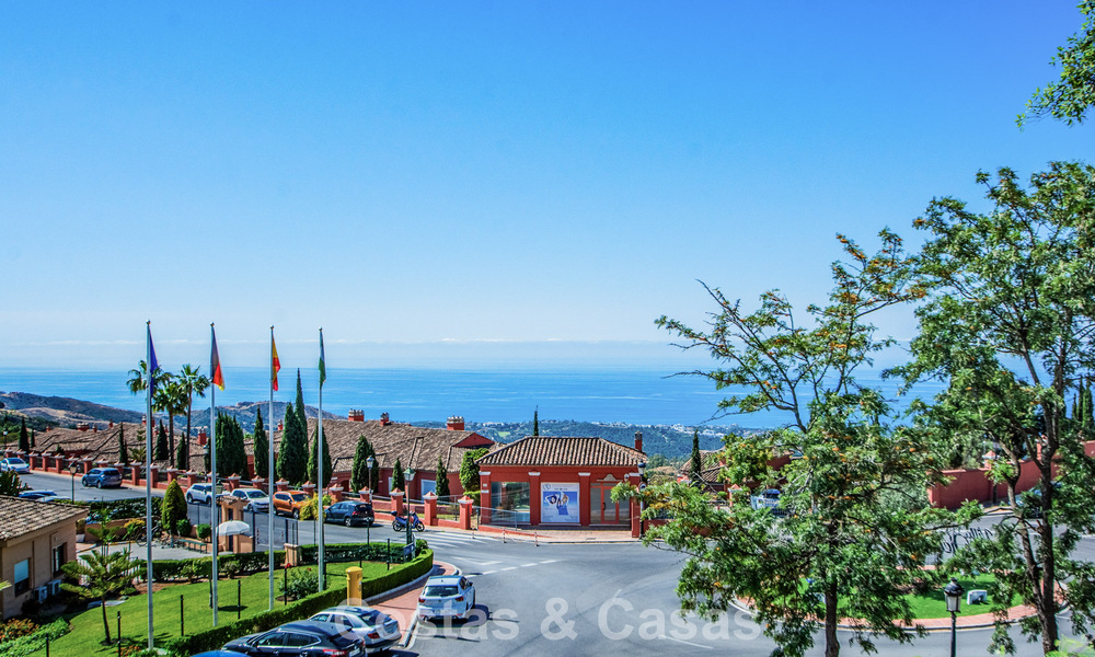 Apartamento de 3 dormitorios con impresionantes vistas en venta en las colinas al este del centro de Marbella 779740