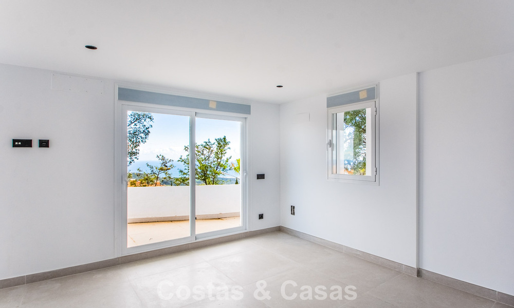 Apartamento de 3 dormitorios con impresionantes vistas en venta en las colinas al este del centro de Marbella 779745