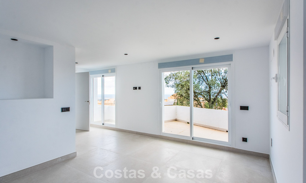 Apartamento de 3 dormitorios con impresionantes vistas en venta en las colinas al este del centro de Marbella 779746