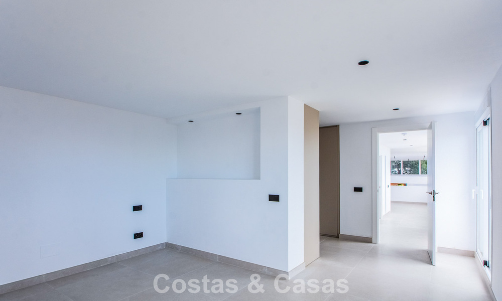 Apartamento de 3 dormitorios con impresionantes vistas en venta en las colinas al este del centro de Marbella 779747