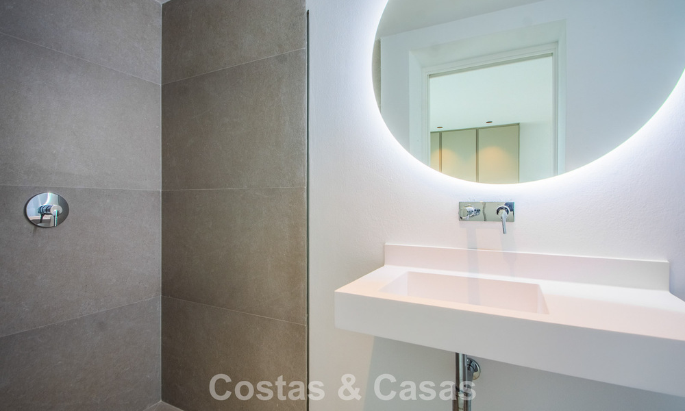 Apartamento de 3 dormitorios con impresionantes vistas en venta en las colinas al este del centro de Marbella 779752