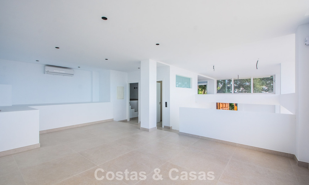 Apartamento de 3 dormitorios con impresionantes vistas en venta en las colinas al este del centro de Marbella 779754