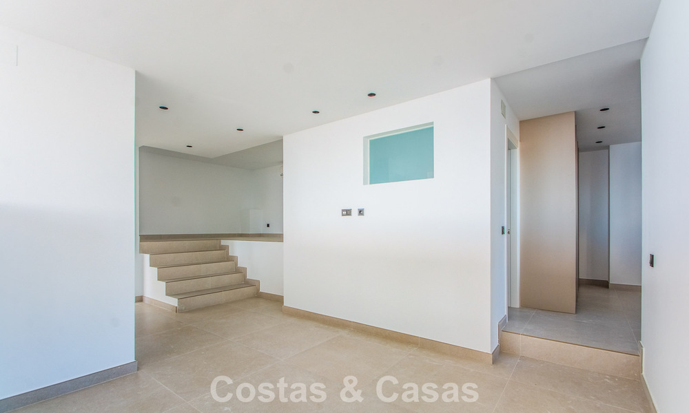 Apartamento de 3 dormitorios con impresionantes vistas en venta en las colinas al este del centro de Marbella 779757