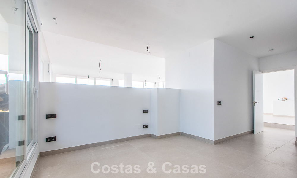 Apartamento de 3 dormitorios con impresionantes vistas en venta en las colinas al este del centro de Marbella 779760