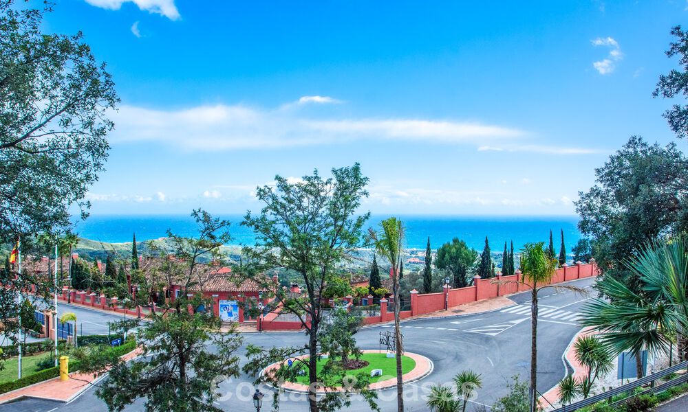 Apartamento de 3 dormitorios con impresionantes vistas en venta en las colinas al este del centro de Marbella 779764